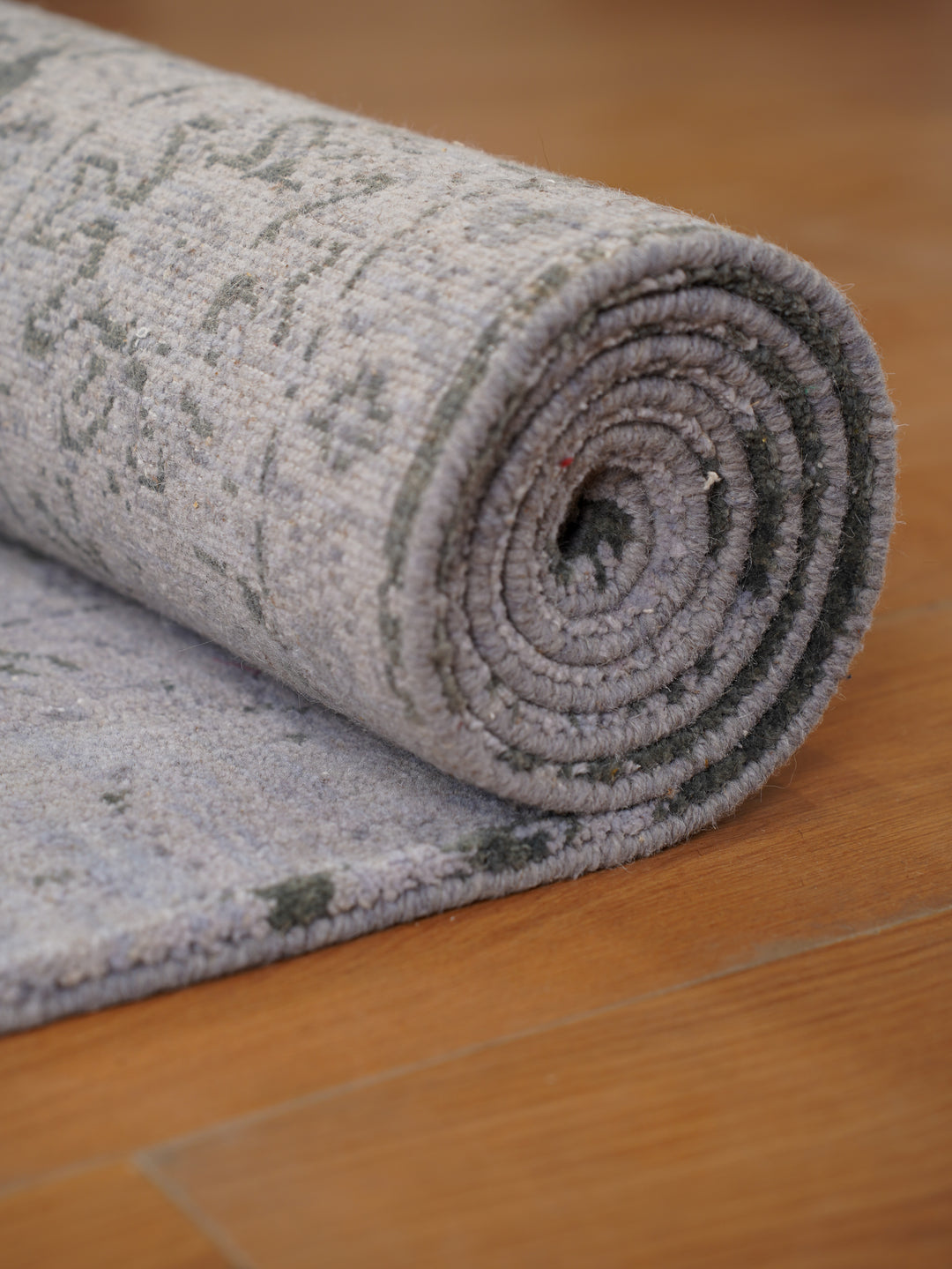 Antique Style Wool Oriental Rug – Timeless Distressed Pattern