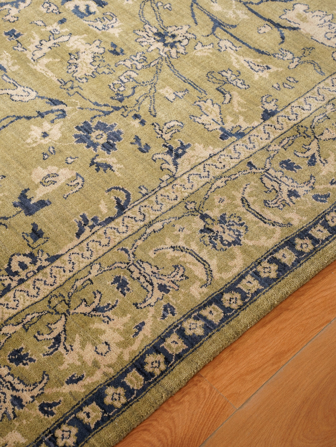 Light Green Classic Oriental Hand-Knotted Wool Rug