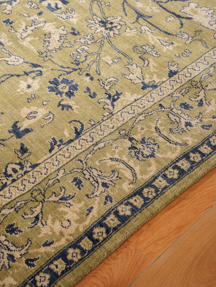 Light Green Classic Oriental Hand-Knotted Wool Rug