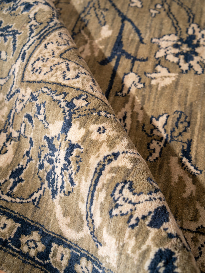 Light Green Classic Oriental Hand-Knotted Wool Rug