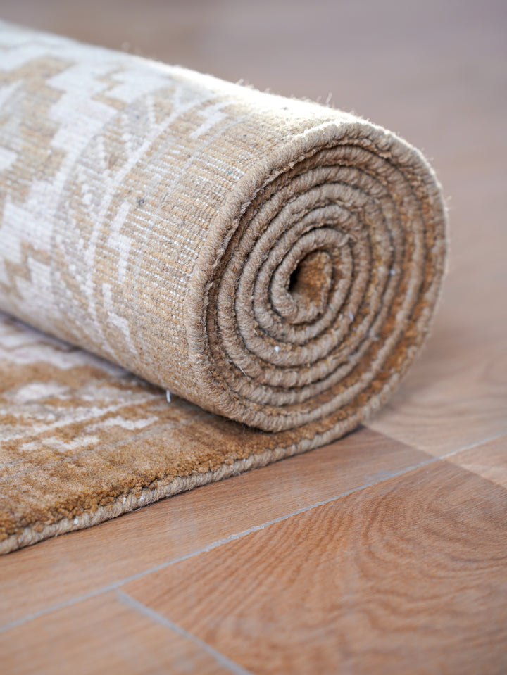 Heritage Style Oriental Wool Rug – Intricate Border Pattern