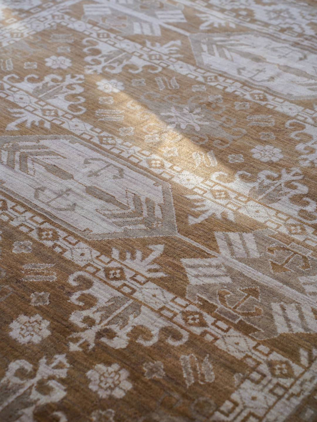Heritage Style Oriental Wool Rug – Intricate Border Pattern