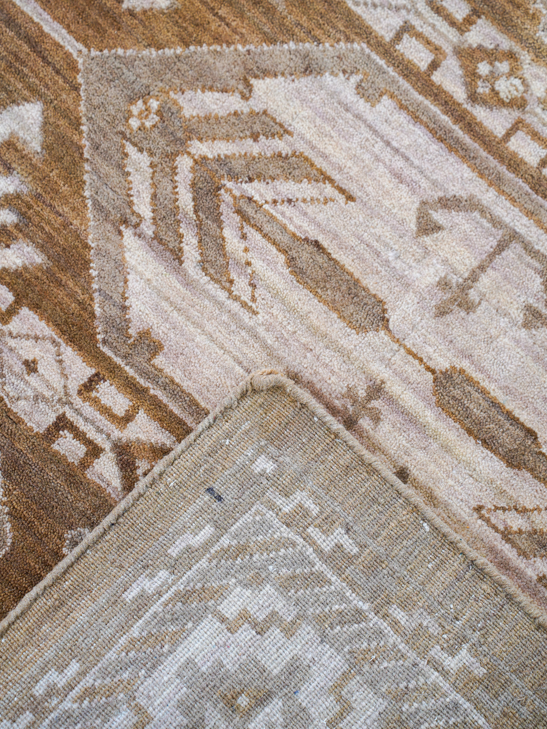 Heritage Style Oriental Wool Rug – Intricate Border Pattern