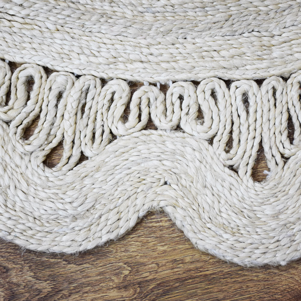 Round Oriental Jute Rug with Scalloped Border for Elegant Spaces