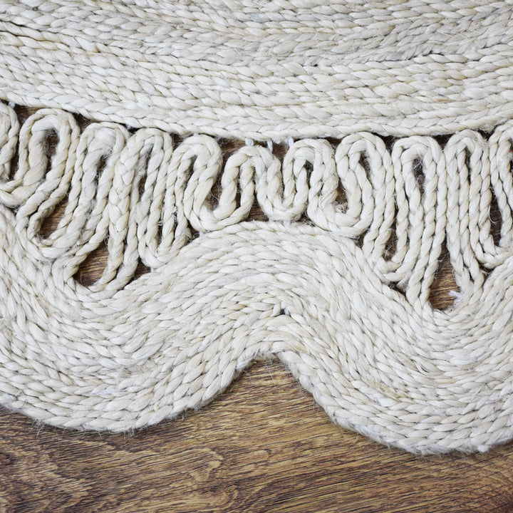Round Oriental Jute Rug with Scalloped Border for Elegant Spaces