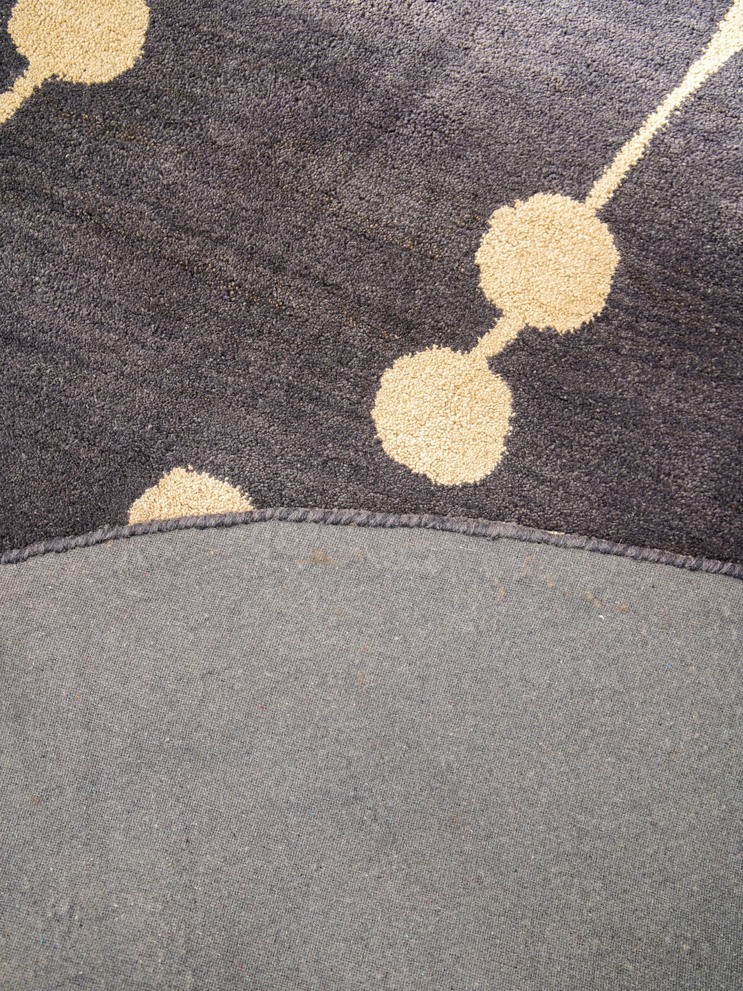 Hand Tufted Gray White Wool Floral Rug