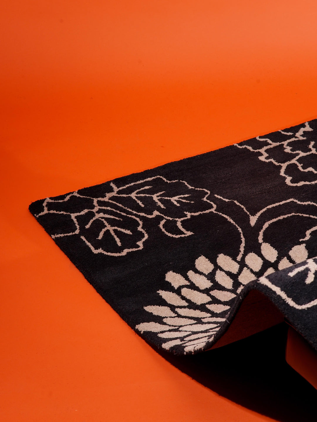 Hand Tufted Black Wool Floral Rug