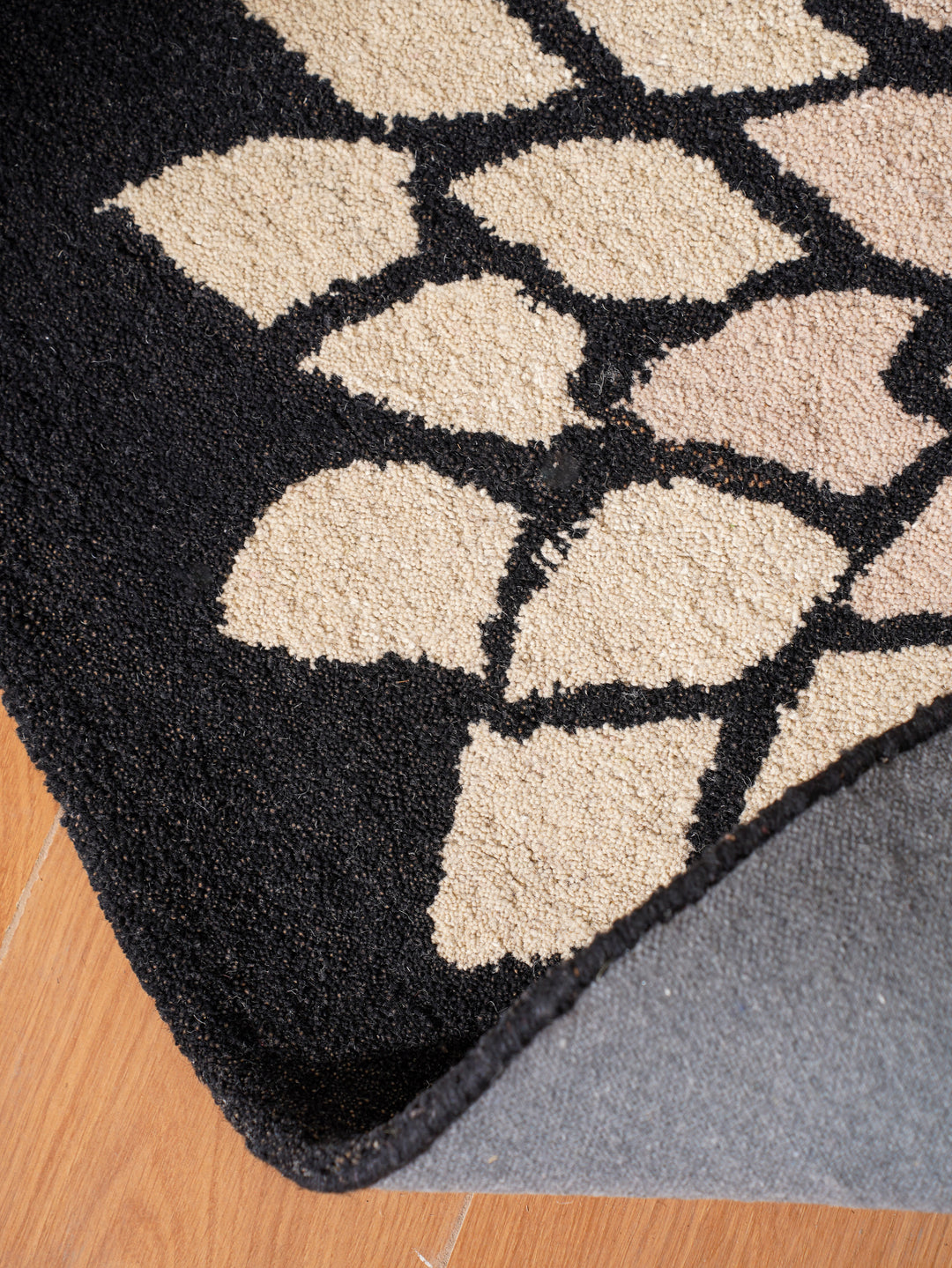 Hand Tufted Black Wool Floral Rug