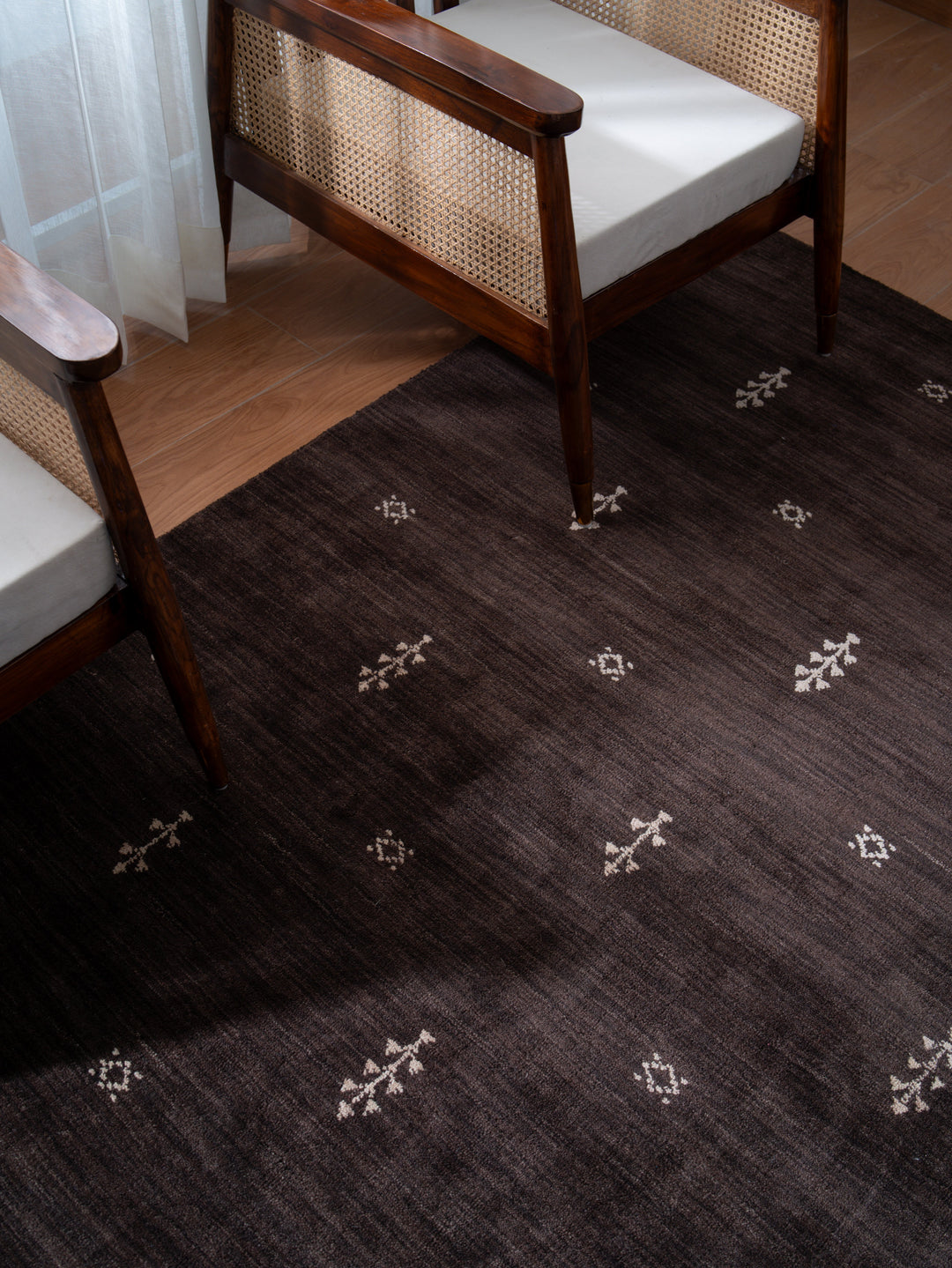 Hand-Knotted Wool Contemporary Rug – Minimal Motif Design