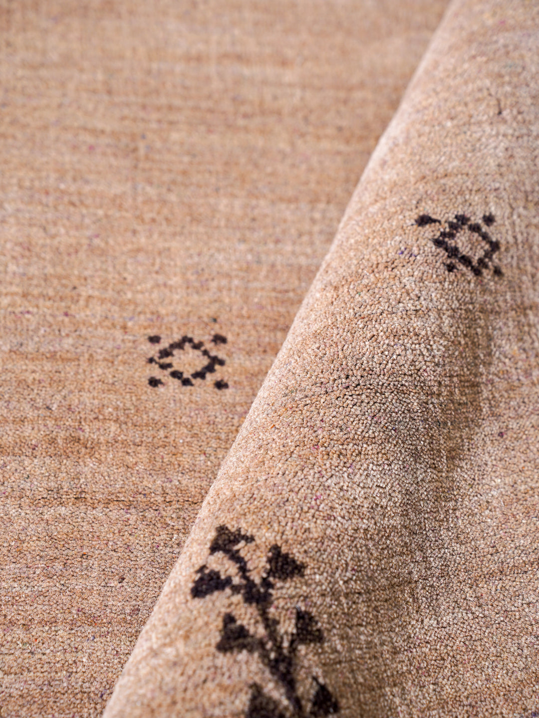 Hand-Knotted Wool Contemporary Rug – Minimal Motif Design