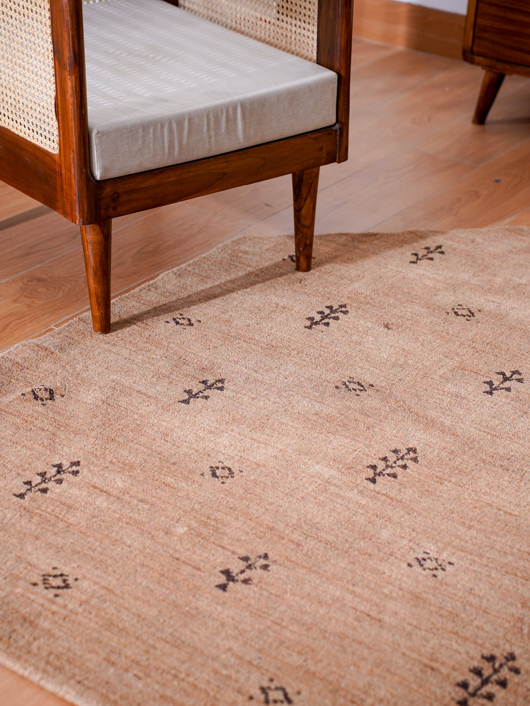 Hand-Knotted Wool Contemporary Rug – Minimal Motif Design