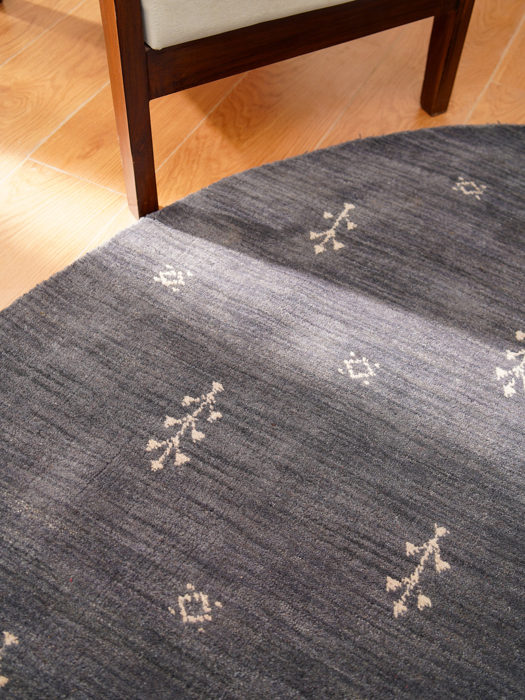 Hand-Knotted Wool Contemporary Rug – Minimal Motif Design