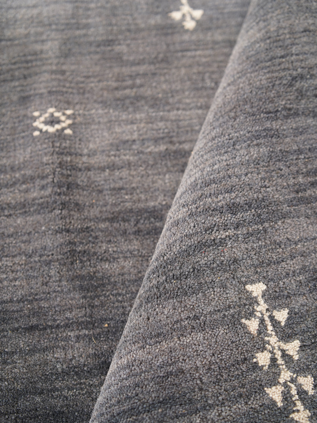 Hand-Knotted Wool Contemporary Rug – Minimal Motif Design