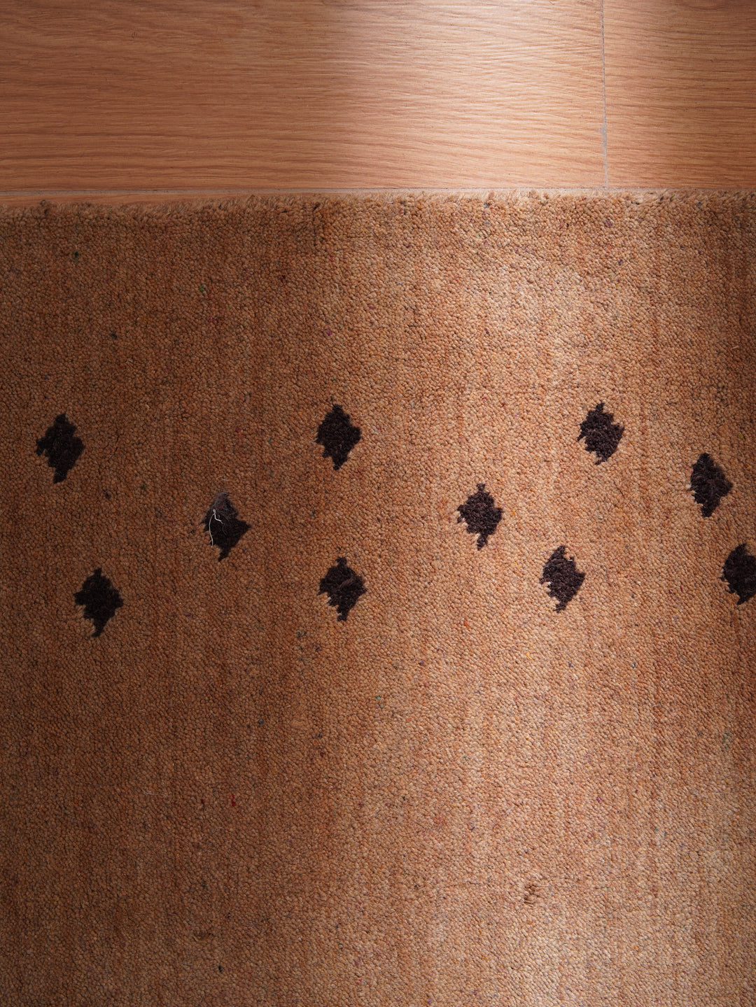 Contemporary Hand Knotted Wool Rug with Minimalist Border Design